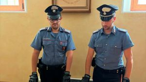 Tolmezzo, giovane fermato con cocaina, contanti e un bilancino: denunciato per spaccio