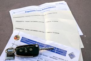 Bollo auto, Meloni assicura: «Lo stop sarà strutturale». Bufera tra la premier e Renzi