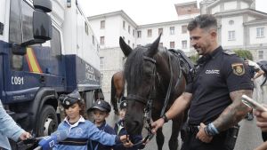Los caballos de la Policía Nacional se cuelan en un colegio de Oviedo: de patrullar San Mateo a dejarse acariciar por 900 niños