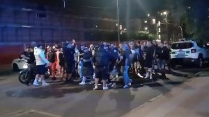 Nuova ronda a Rozzano: 300 persone in strada. Appiccato incendio nella zona dello spaccio /