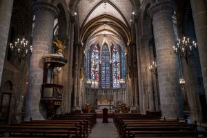« Calmez-vous les gauchistes » : un aumônier de Carcassonne sermonne les « incompétents » qui « mangent de la graine » face à des militaires hilares