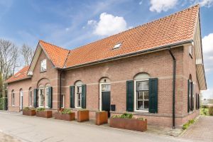 Vanuit deze brugwachterswoning zie je de schepen over het Merwedekanaal traag voorbijtrekken
