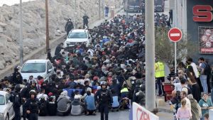 El Gobierno reconoce que al menos 3.000 migrantes siguen en las calles de Ceuta tras culminar los nuevos alojamientos en el puerto