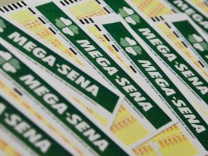 Apostador confere os números da Mega-Sena