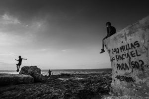 El mar nos aísla, nos confina, nos reta