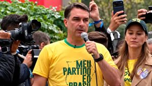 Ligações de Flávio Bolsonaro com organização criminosa do Rio