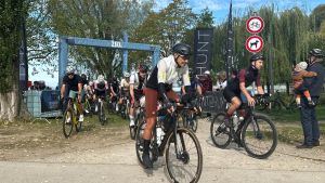 400 Kilometer durch vier Länder: Ultra-Radrennen ARC400 startet am Unteruhldinger Hafen