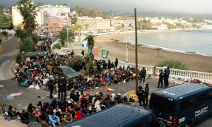 Več sto migrantov s plaž v Ceuti premestili v začasne nastanitve