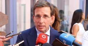 Almeida se hace un lío con el expediente del ático, le resta importancia y asegura que el 
