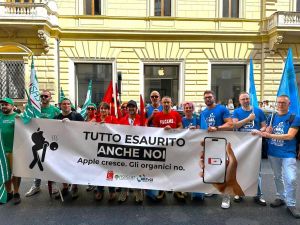 Apple Italia, nel giorno del lancio dell’Iphone 18 la protesta dei dipendenti