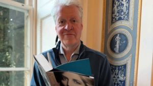 Dianas Bruder zündet eine Bombe