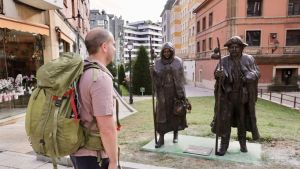 La nueva escultura de los peregrinos de Oviedo se trasladará una semana después de su colocación: de Foncalada a Pumarín
