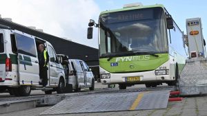 Sko­le­bus­ser kørte ind i po­li­tira­zzia