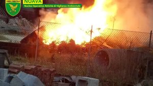 Bruciano rifiuti dietro l’azienda: denunciati cinque imprenditori