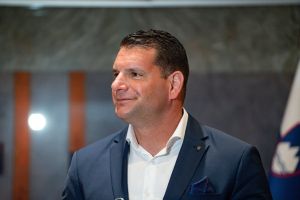 (FENOMENI) Kolumna Svetlane Slapšak: Norost kot diagnoza Slovenije: kaj brati, kaj delati?
