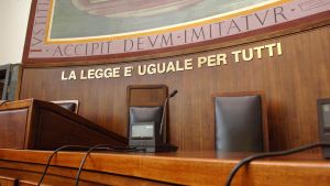 Presunti abusi sessuali su una bambina di 10 anni, indagato il compagno della madre. “Le molestie mentre la donna andava a lavoro”