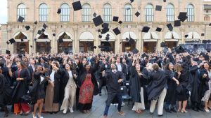 Bologna Business School, festa in piazza per 782 diplomati. Prodi: “Cercate di ascoltare i bisogni della comunità”