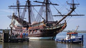 Batavia drijft van Lelystad naar Amsterdam voor onderhoud