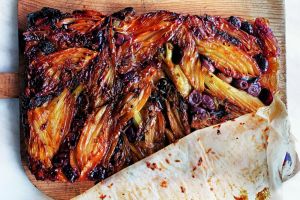La publication d’un nouvel ouvrage de Yotam Ottolenghi est toujours un événement dans le monde culinaire. Dans le sillage de Simple, son best-seller de 2018, chaque plat de Simple Too porte la philosophie du chef : cuisiner vite n’empêche ni la gourmandise, ni la grâce.