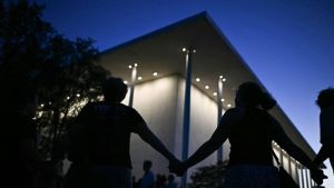 Betogers vormen menselijke keten rond Kennedy Center