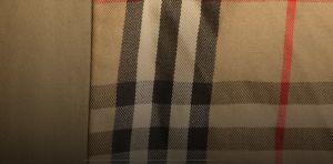 L’énigme du trench Burberry : pourquoi certains produits se démodent‑ils quand d’autres deviennent « intemporels » ?