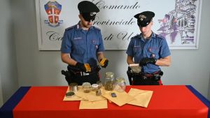 Udine, fermato in scooter con la droga: in casa spuntano altri 150 grammi tra marijuana e hashish, arrestato