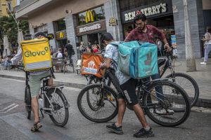 La mayoría de los ‘riders’ circula en Barcelona con vehículos modificados y sin casco ni chaleco reflectante