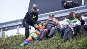Politie houdt XR-activisten bij oprit A12 bij Zevenaar aan