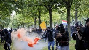 Demonstranten gebruiken geweld op Malieveld, ME grijpt in