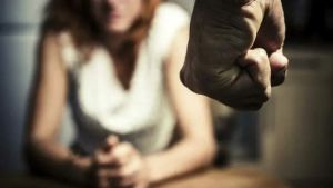 Sequestra e minaccia la sua compagna, finisce in carcere