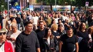 Dalle ronde al corteo autorizzato, in duemila in piazza a Rozzano: “Vogliamo vivere in una città tranquilla” /