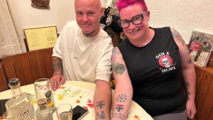 Ihre Liebe zu Konstanz geht unter die Haut, deshalb tragen zwei Briten das Stadtwappen als Tattoo