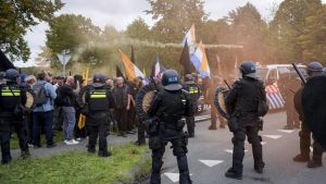 Politie ontbindt demonstratie Malieveld, ME wordt belaagd