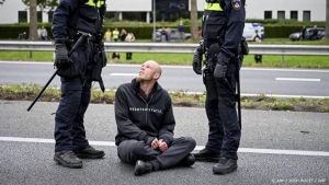 Ongeveer 100 actievoerders aangehouden bij XR-blokkade A12