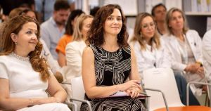 El PSOE arrincona a Ayuso tras la polémica con el cirujano del Ramón y Caja: 