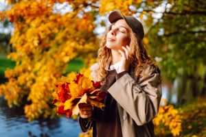 Il Giappone lo chiama shinrin-yoku: perché il forest bathing d’autunno è sinonimo di lusso