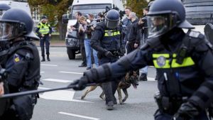 Journalisten belaagd bij rellen op Malieveld