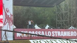Salvini bullo: a Pontida fa muro contro Fontana, Zaia, Romeo: “La Lega una. Il segretario sono io”. Le primarie del fischio