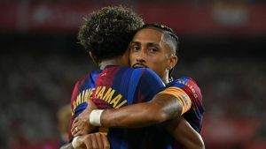 Raphinha puede con todo: marca tres goles al Sevilla y el Barça asalta el Pizjuán