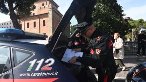 Furto in casa, il proprietario insegue le ladre e ne fa arrestare una dai carabinieri