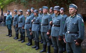 Vuelven aquellos hombres grises del nazismo que fomentaron el odio por resentimiento u oportunismo