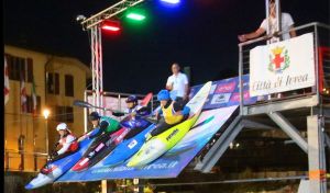 Kayak cross a Ivrea, la disciplina che unisce velocità, contatti e tattica