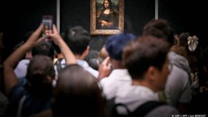 Twee Duitsers aangehouden voor ophangen nepkunstwerken in Louvre