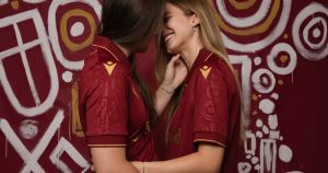 Fußball: Küssende Frauen. Warum keine Männer?