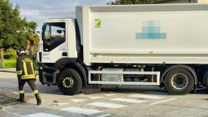 Mamma travolta e uccisa dal camion dei rifiuti, il marito: «Aiutatemi per mia figlia»