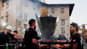 “La culla della scienza trasformata in macelleria”. La ‘braciata’ in piazza dei Cavalieri, polemica per la festa della bistecca