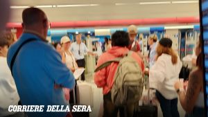 Circumvesuviana per Sorrento, treno pieno e senza posti liberi Le proteste di decine di passeggeri bloccati a piazza Garibaldi