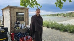 Warten auf den Einsatz am Bodensee-Filmset: Wie Komparsen die Dreharbeiten im Strandbad erleben
