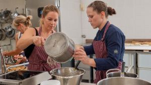 Cassisgelee und Salzkaramell: So gelingen zu Hause Törtchen und Tartelettes wie aus der Konditorei