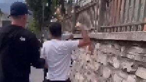 Lecco, ragazzino pestato fuori da scuola: nessuno interviene e il video dell’aggressione spopola online